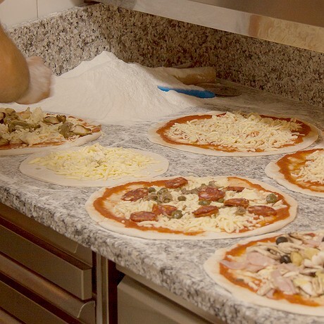 piano preparazione pizze, con zona separata per le pizze senza glutine e senza lattosio
